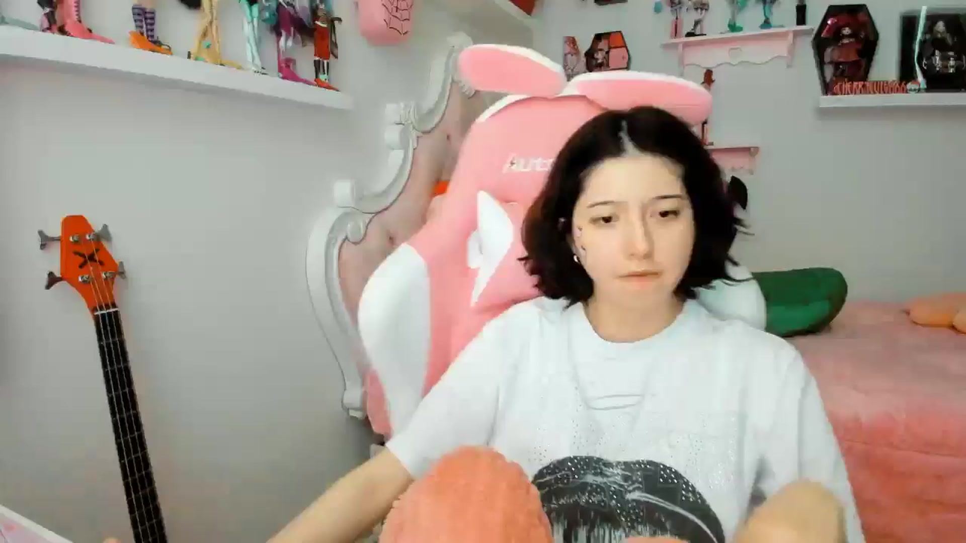 Gallery image thumbnail from Cherrycute666's myfreecams stream on, 12/04/2025, 24:10 image 6 of 20