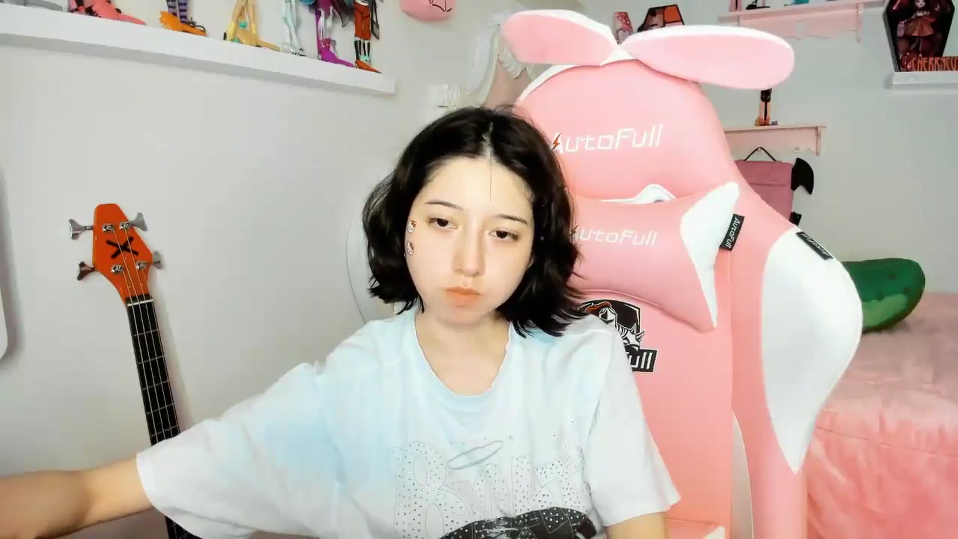Gallery image thumbnail from Cherrycute666's myfreecams stream on, 12/04/2025, 24:10 image 17 of 20