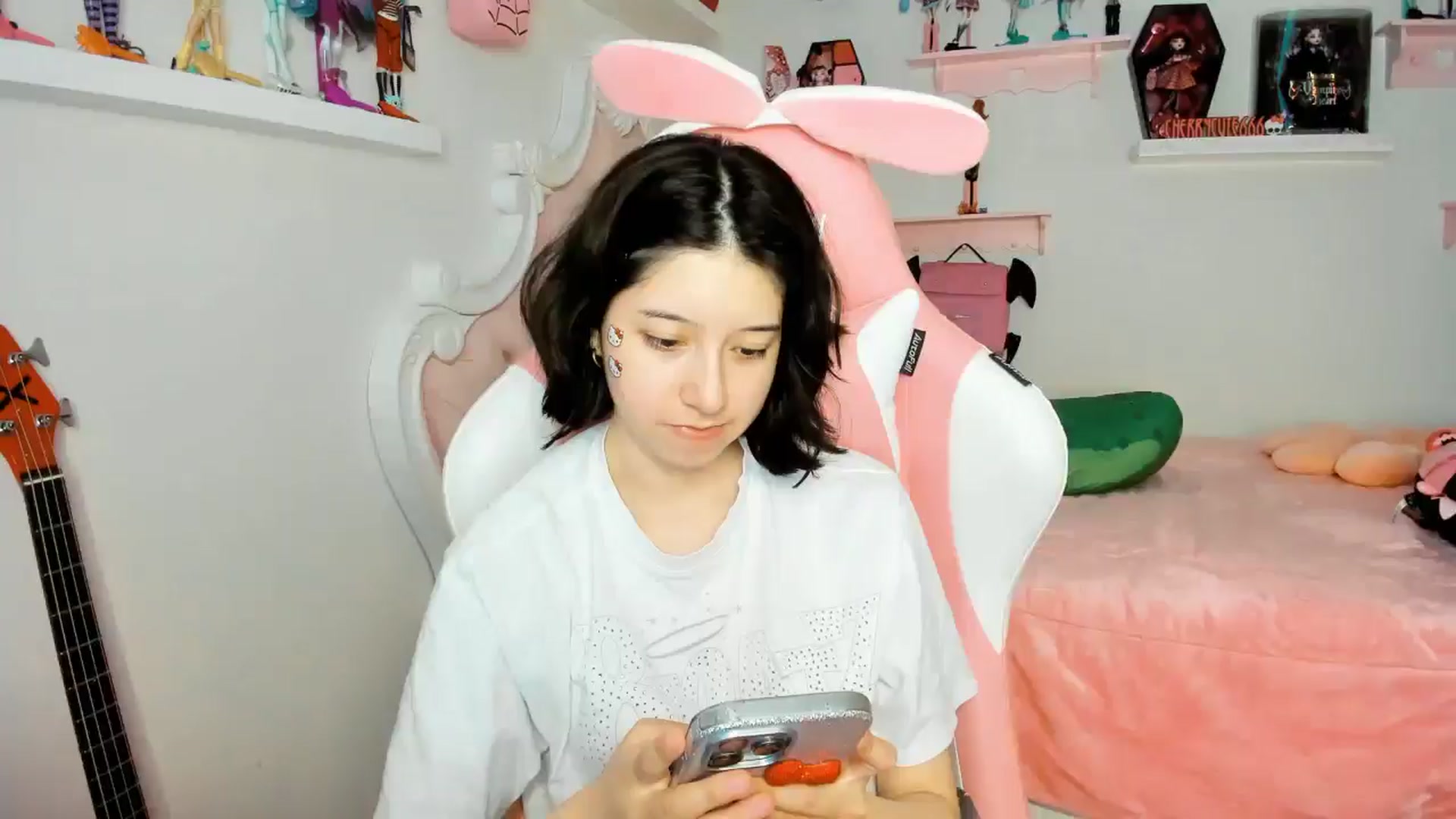 Gallery image thumbnail from Cherrycute666's myfreecams stream on, 12/04/2025, 24:10 image 9 of 20