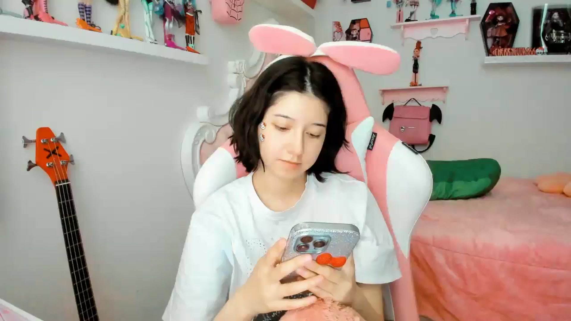 Gallery image thumbnail from Cherrycute666's myfreecams stream on, 12/04/2025, 24:10 image 5 of 20