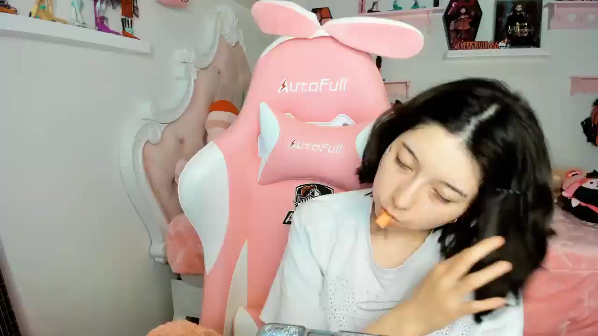 Gallery image thumbnail from Cherrycute666's myfreecams stream on, 12/04/2025, 24:10 image 14 of 20