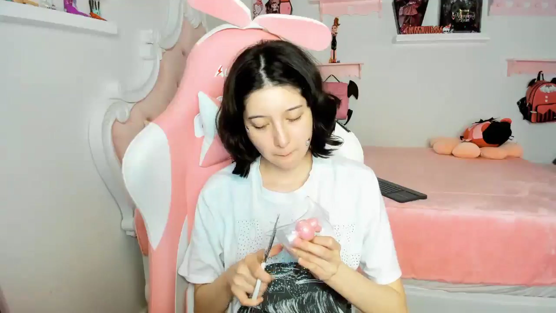 Gallery image thumbnail from Cherrycute666's myfreecams stream on, 12/04/2025, 05:56 image 10 of 20