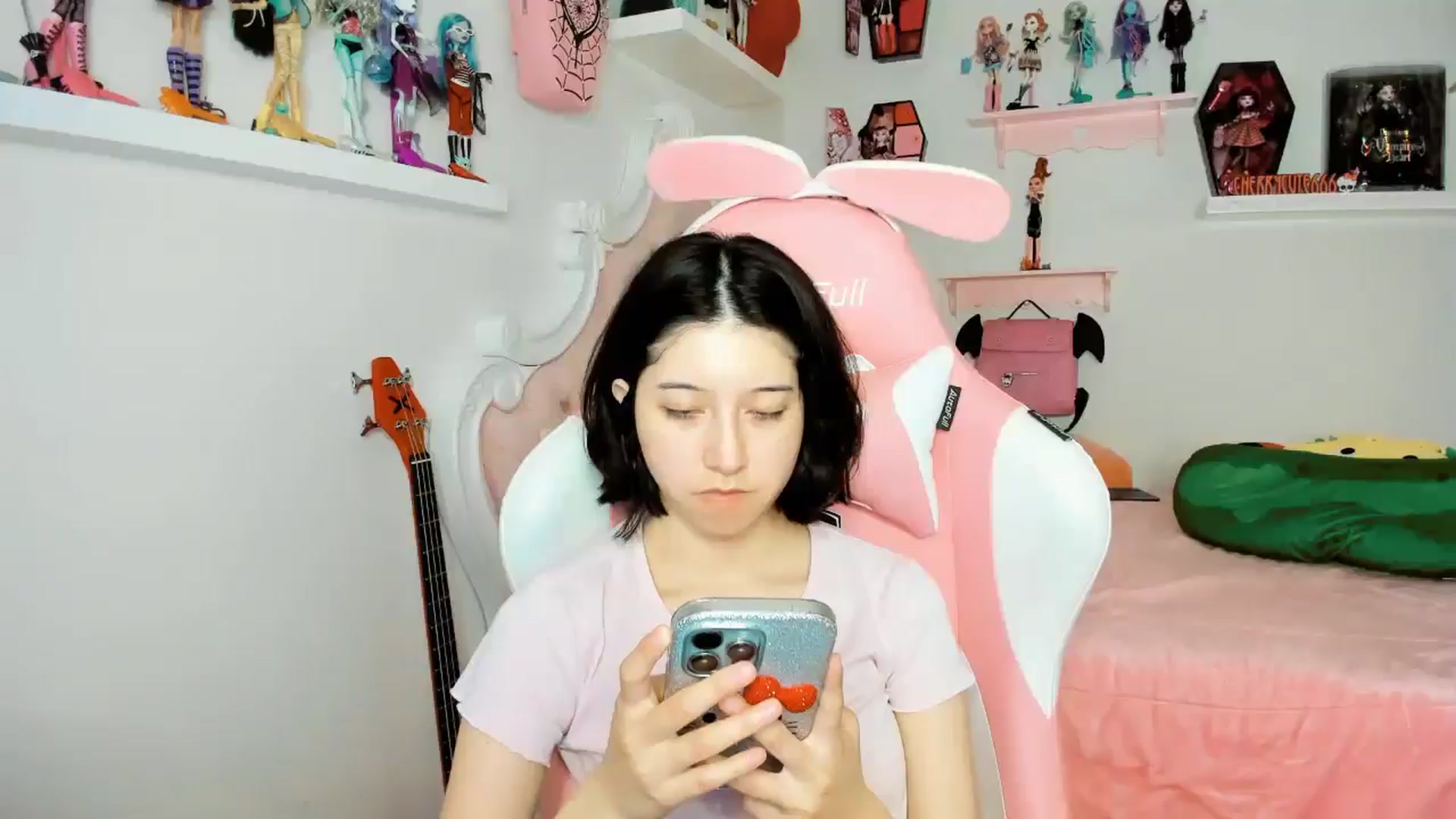 Gallery image thumbnail from Cherrycute666's myfreecams stream on, 12/06/2025, 09:44 image 1 of 20