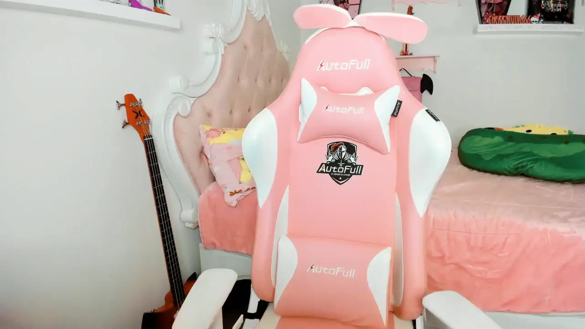 Gallery image thumbnail from Cherrycute666's myfreecams stream on, 12/06/2025, 09:44 image 15 of 20