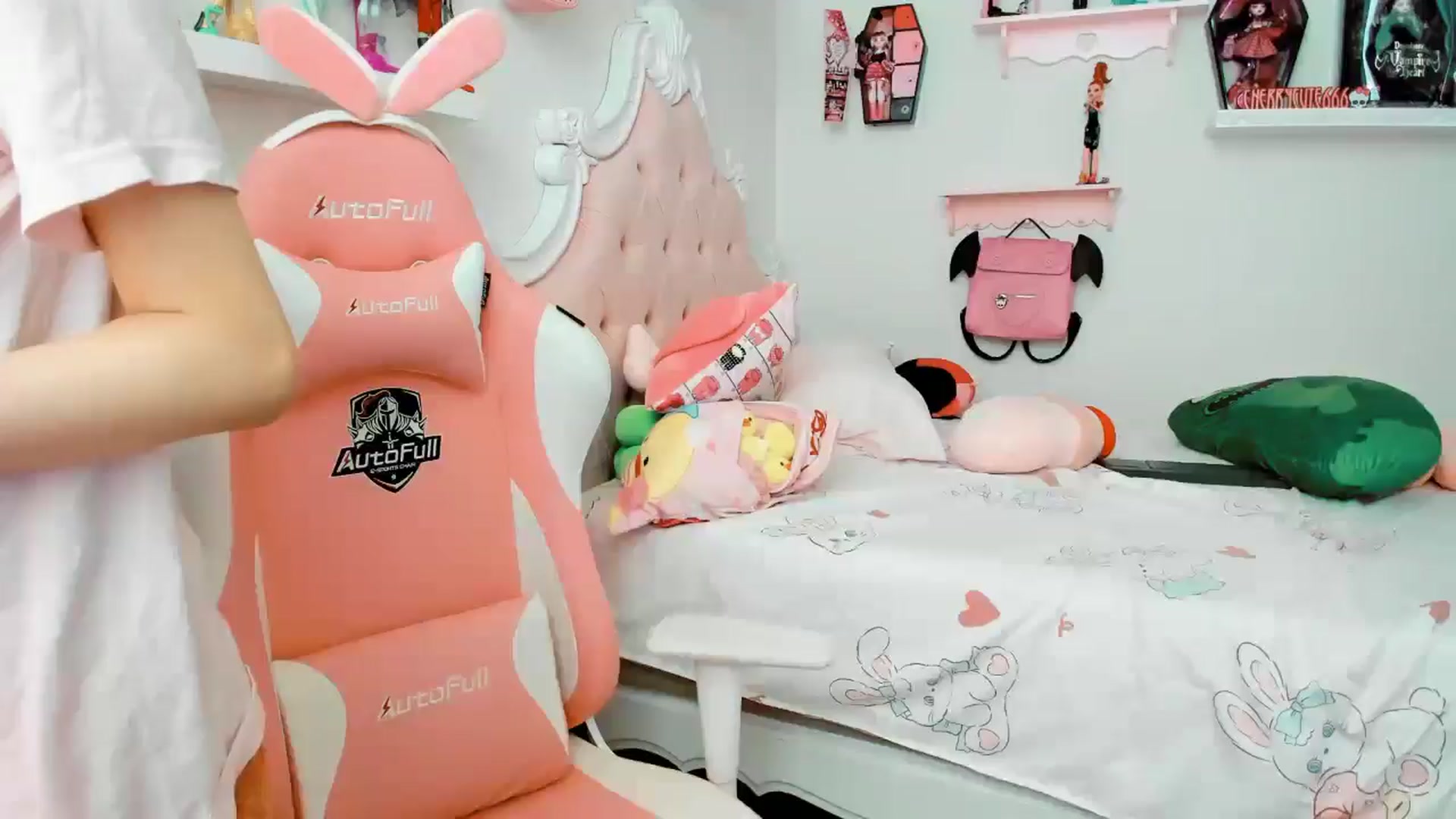Gallery image thumbnail from Cherrycute666's myfreecams stream on, 12/21/2025, 22:40 image 1 of 20