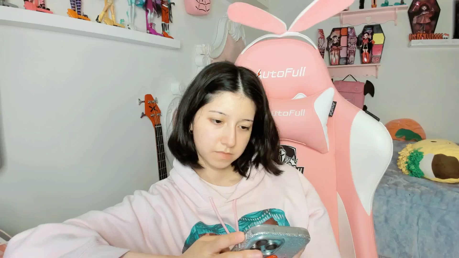Gallery image thumbnail from Cherrycute666's myfreecams stream on, 01/26/2026, 04:18 image 15 of 20