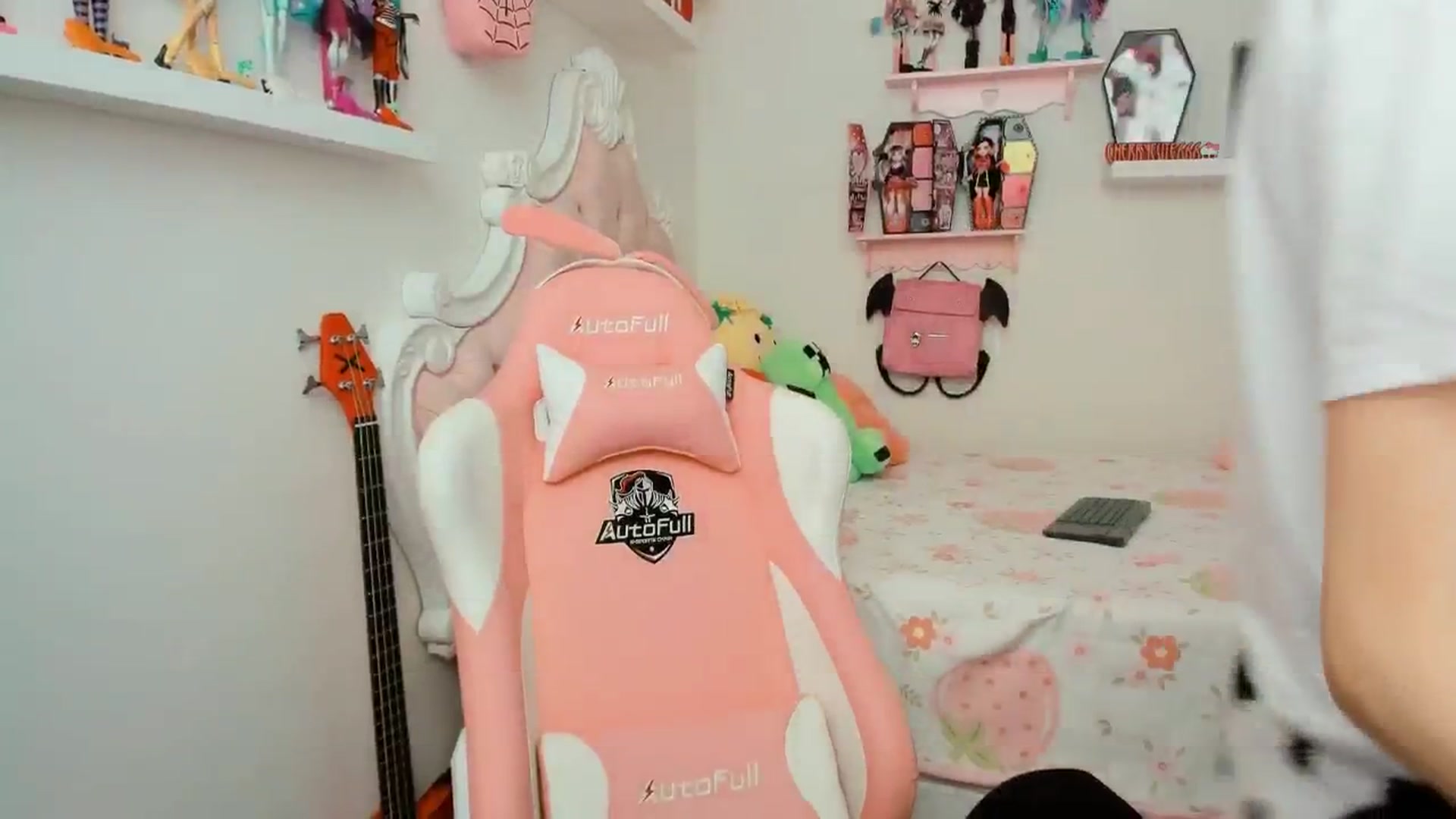 Gallery image thumbnail from Cherrycute666's myfreecams stream on, 01/27/2026, 22:05 image 7 of 20