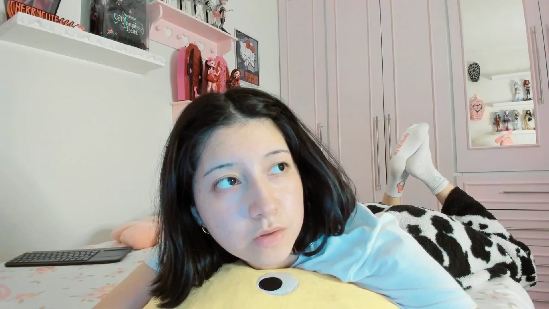 Gallery image thumbnail from Cherrycute666's myfreecams stream on, 01/28/2026, 06:45 image 17 of 20