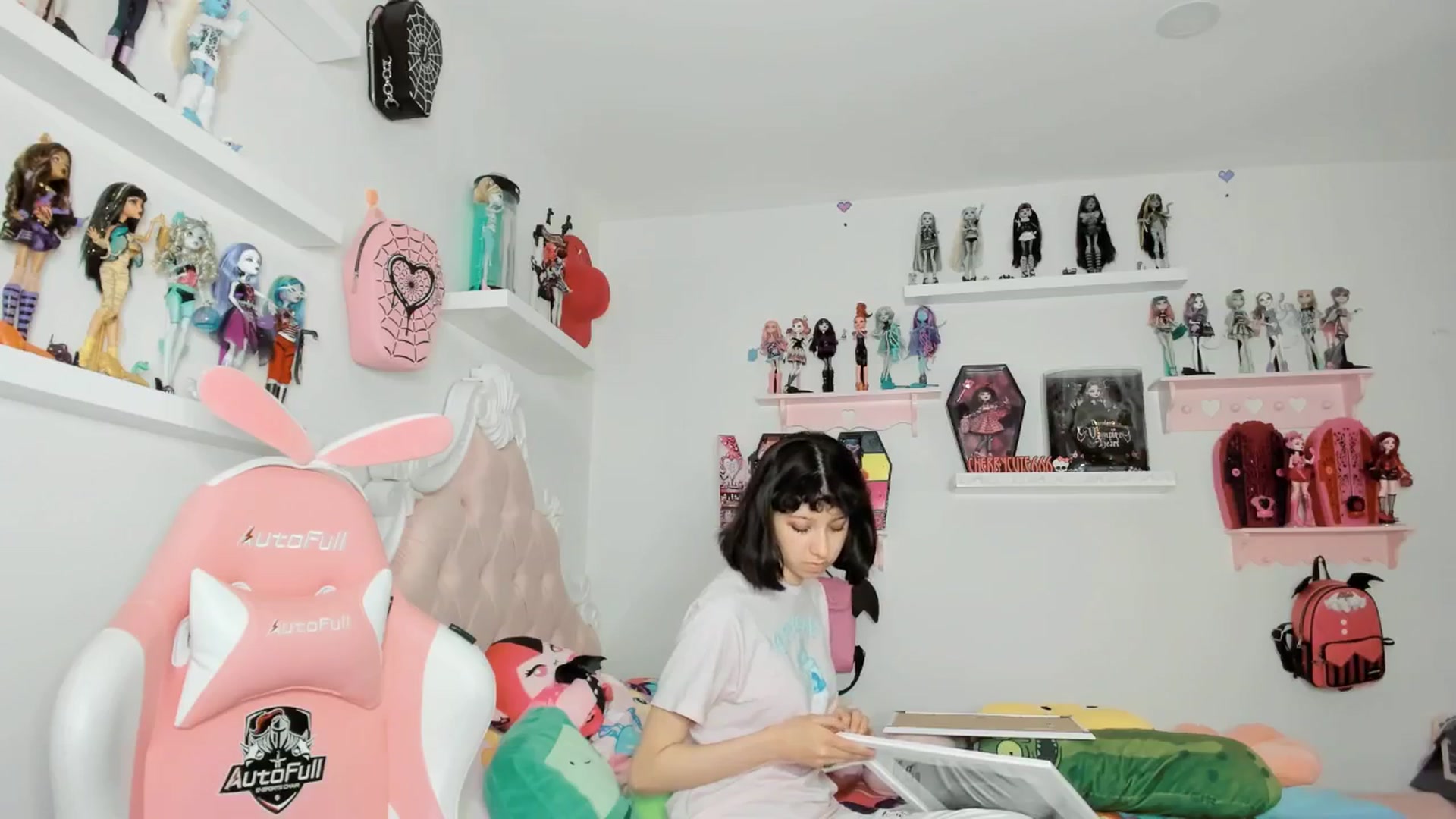 Gallery image thumbnail from Cherrycute666's myfreecams stream on, 02/14/2026, 06:59 image 18 of 20