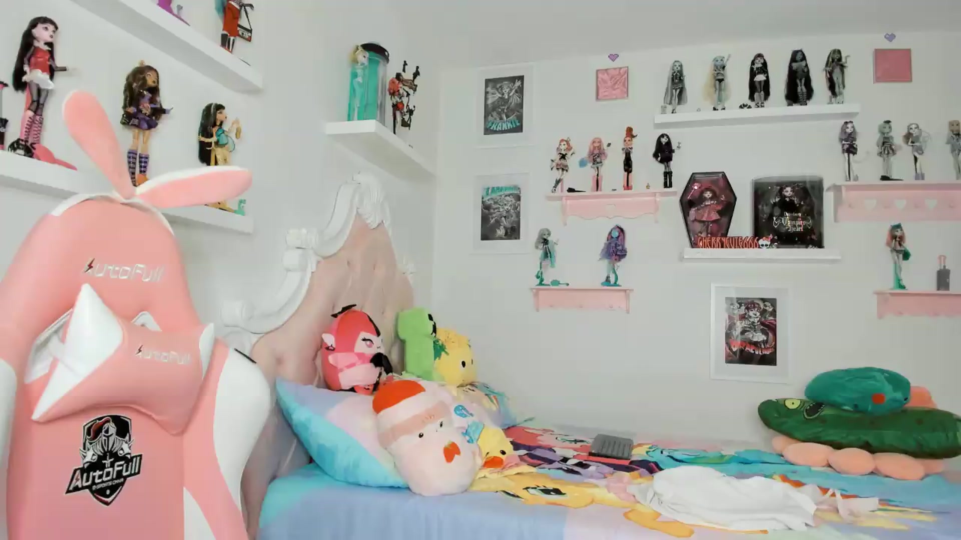 Gallery image thumbnail from Cherrycute666's myfreecams stream on, 04/22/2026, 03:54 image 17 of 20