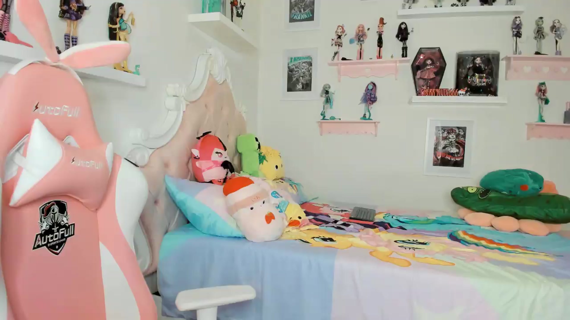 Gallery image thumbnail from Cherrycute666's myfreecams stream on, 04/22/2026, 03:54 image 15 of 20
