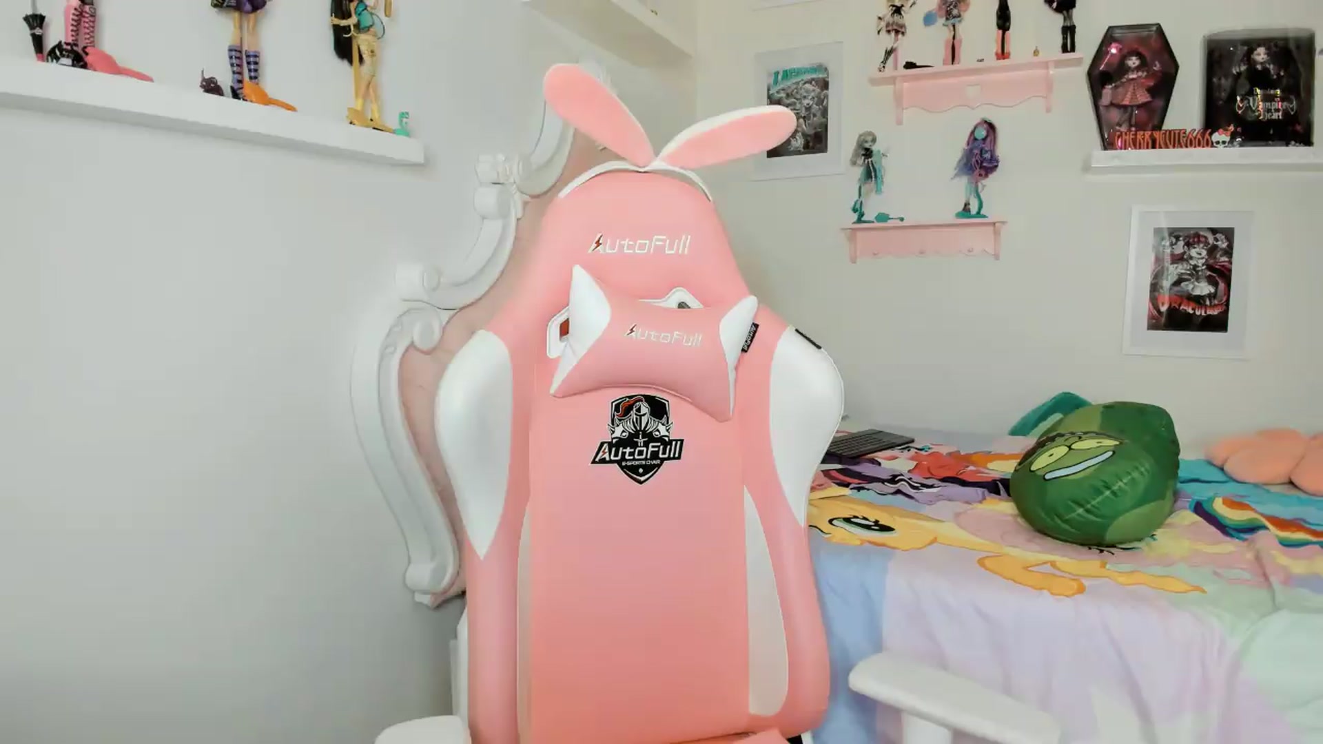 Gallery image thumbnail from Cherrycute666's myfreecams stream on, 04/22/2026, 05:30 image 13 of 20