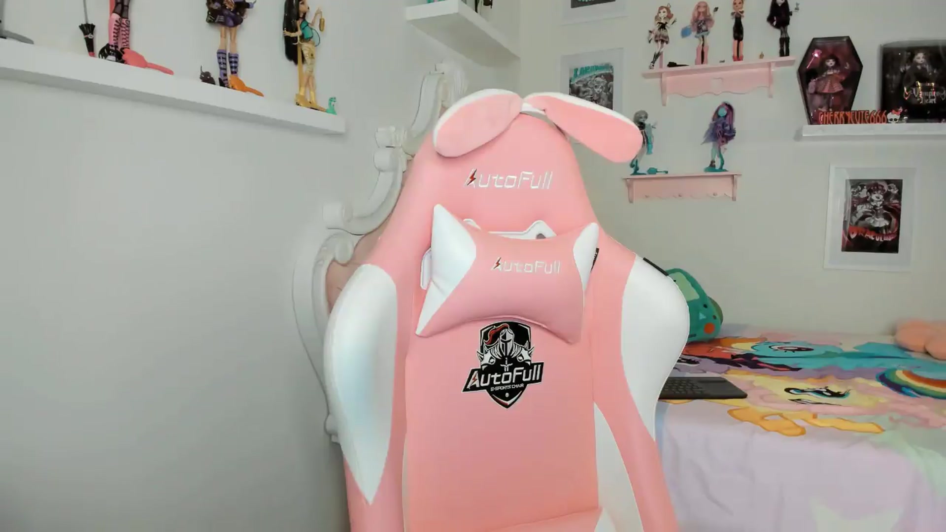 Gallery image thumbnail from Cherrycute666's myfreecams stream on, 04/24/2026, 06:53 image 13 of 20