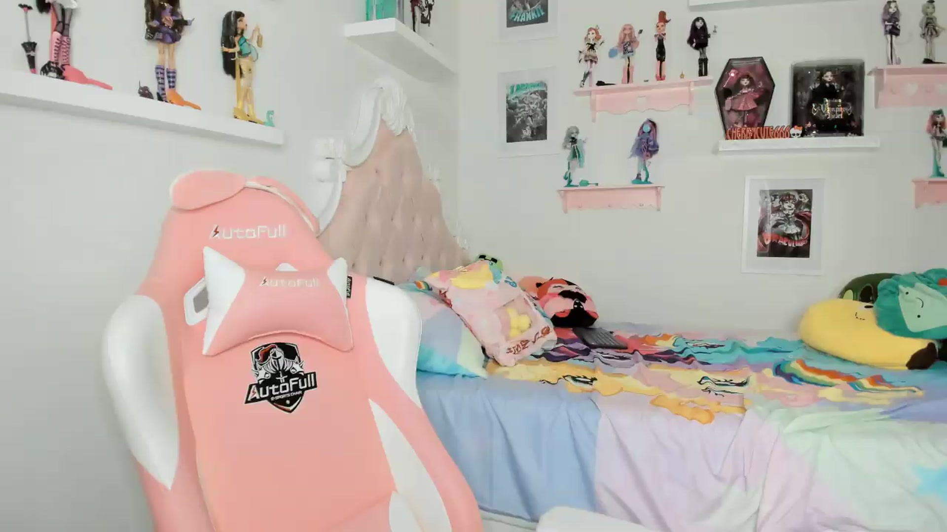 Gallery image thumbnail from Cherrycute666's myfreecams stream on, 05/06/2026, 04:32 image 13 of 20
