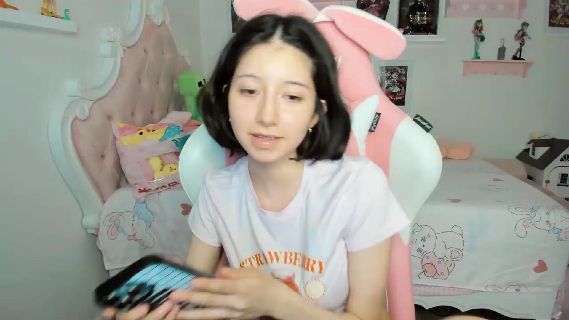 Gallery image thumbnail from Cherrycute666's myfreecams stream on, 05/08/2026, 04:39 image 8 of 20