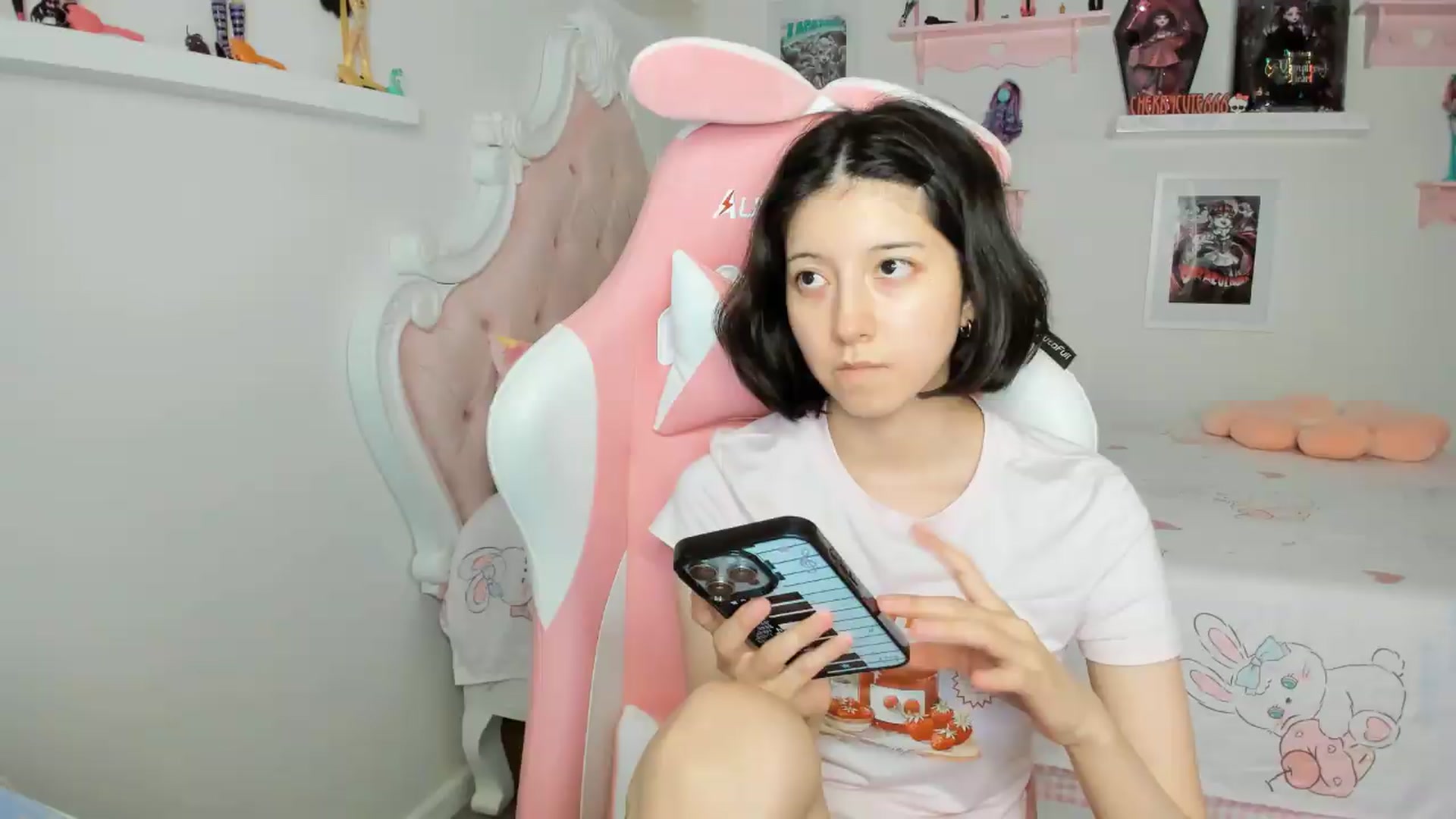 Gallery image thumbnail from Cherrycute666's myfreecams stream on, 05/08/2026, 04:39 image 10 of 20
