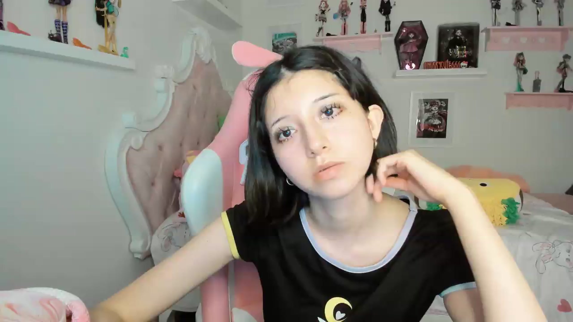 Gallery image thumbnail from Cherrycute666's myfreecams stream on, 05/17/2026, 07:30 image 6 of 20