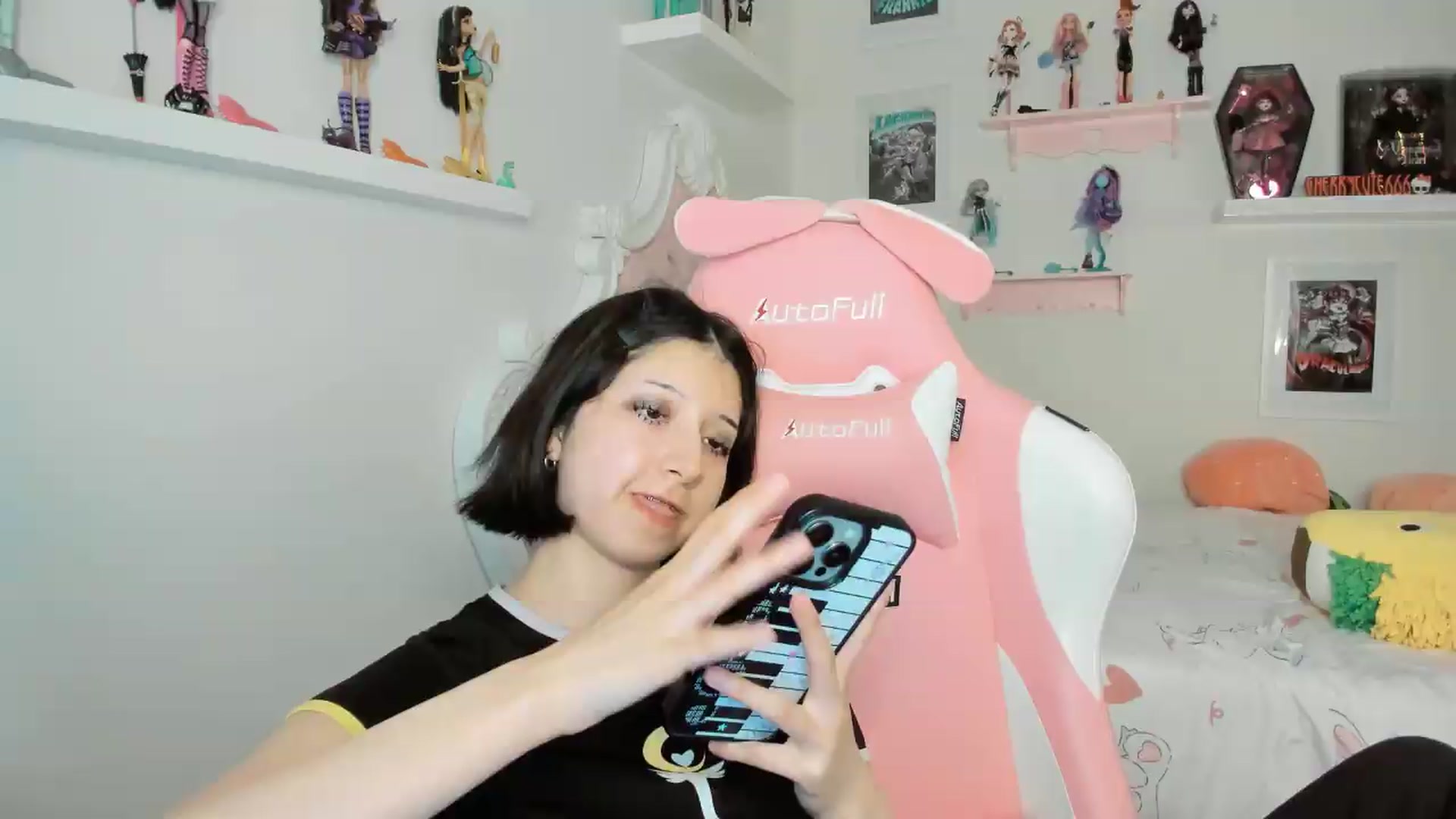 Gallery image thumbnail from Cherrycute666's myfreecams stream on, 05/17/2026, 07:30 image 14 of 20