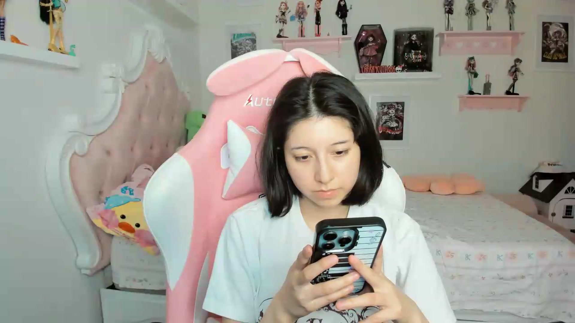 Gallery image thumbnail from Cherrycute666's myfreecams stream on, 06/26/2026, 05:33 image 17 of 20