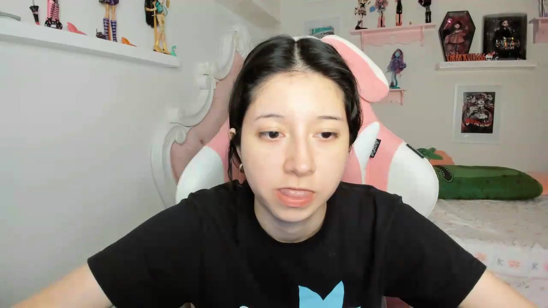 Gallery image thumbnail from Cherrycute666's myfreecams stream on, 06/27/2026, 07:03 image 17 of 20