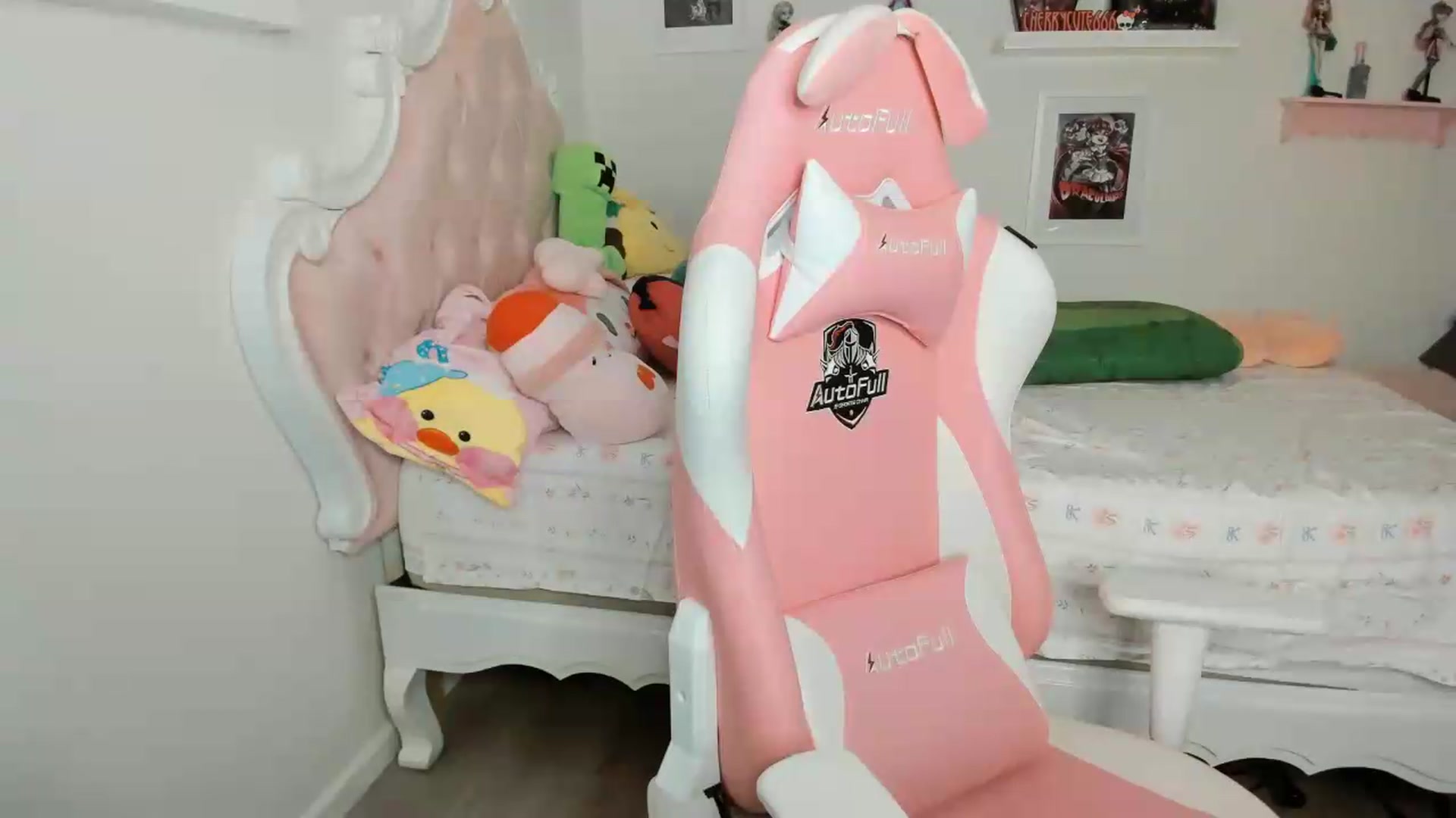 Gallery image thumbnail from Cherrycute666's myfreecams stream on, 06/27/2026, 07:58 image 18 of 20