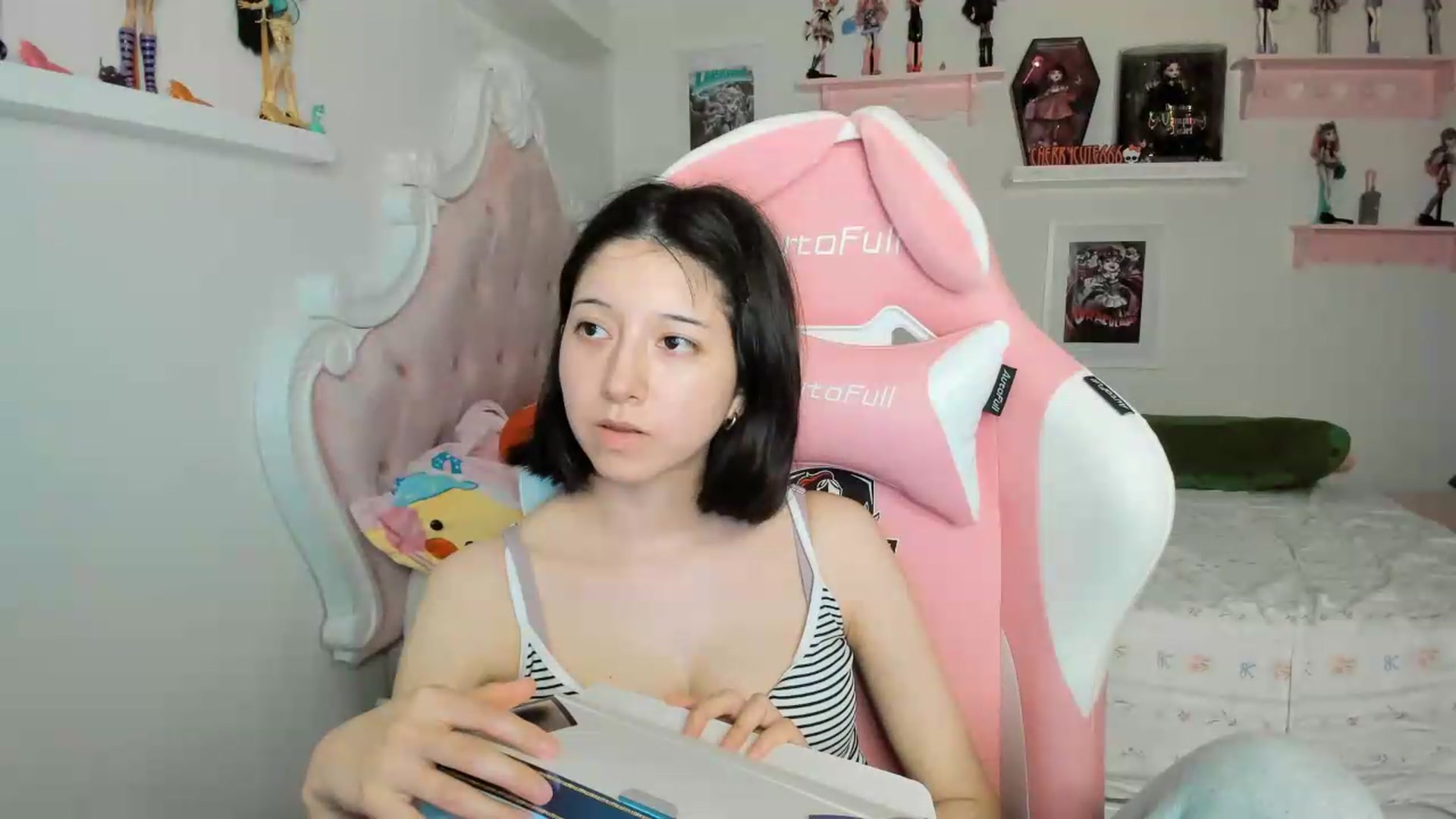Gallery image thumbnail from Cherrycute666's myfreecams stream on, 06/29/2026, 05:15 image 7 of 20