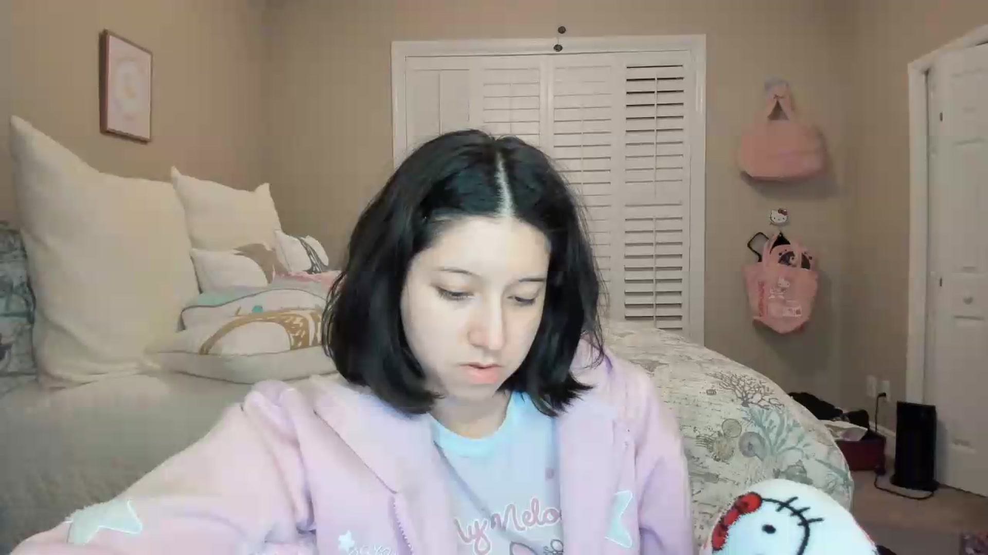 Gallery image thumbnail from Cherrycute666's myfreecams stream on, 07/12/2026, 06:35 image 17 of 20