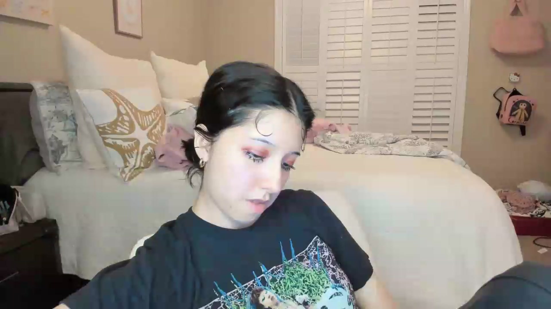 Gallery image thumbnail from Cherrycute666's myfreecams stream on, 07/16/2026, 02:49 image 17 of 20