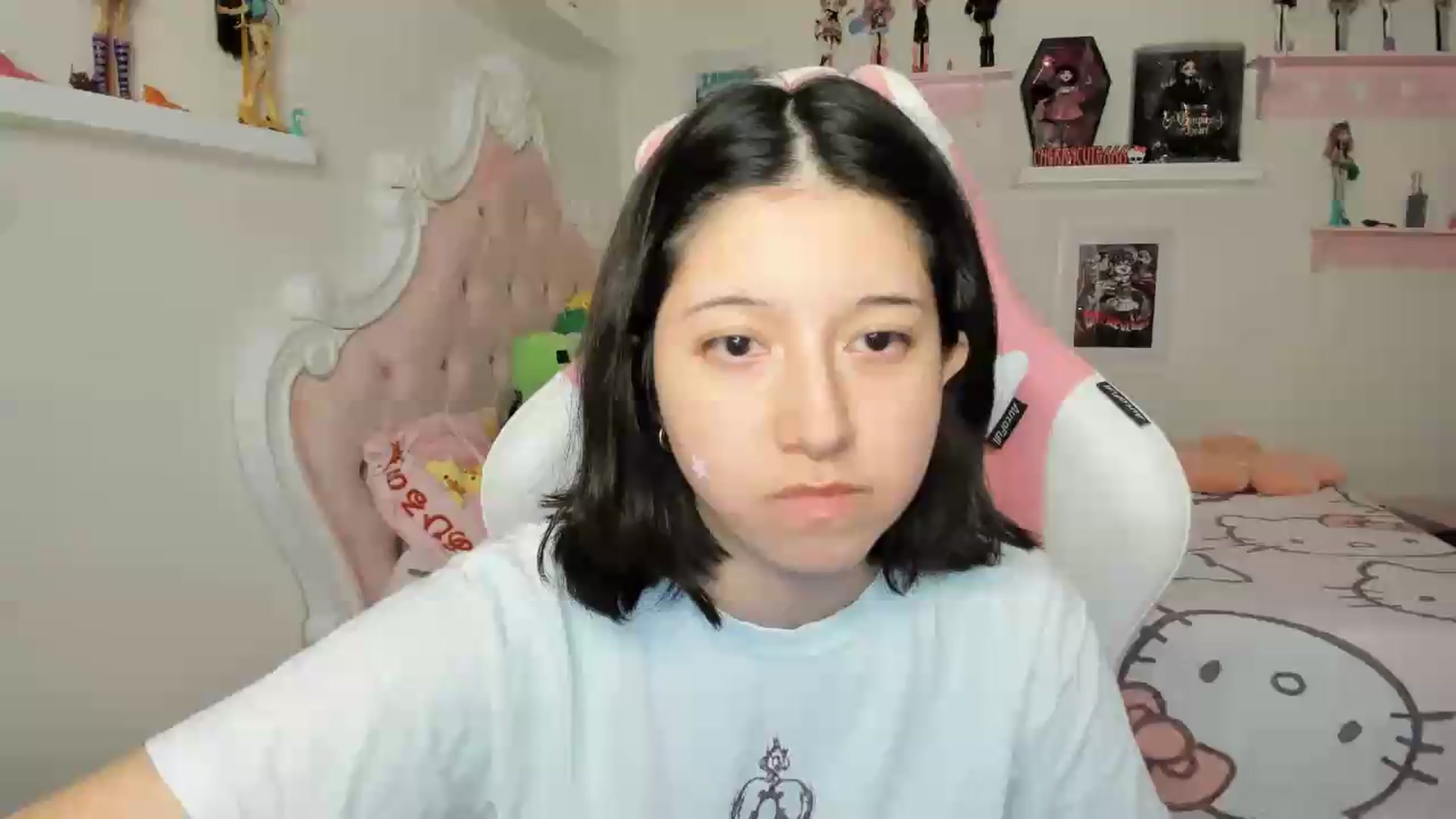 Gallery image thumbnail from Cherrycute666's myfreecams stream on, 07/26/2026, 08:35 image 16 of 20