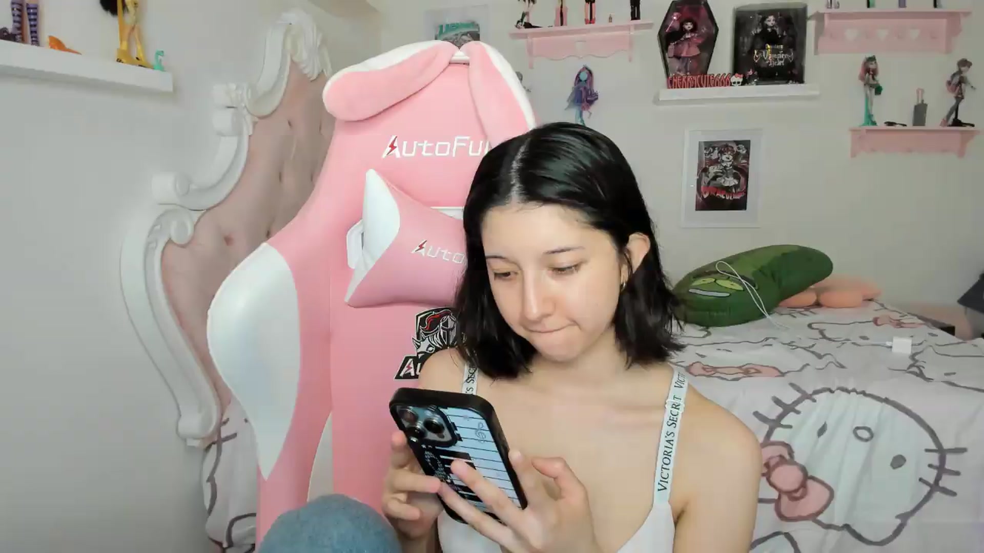Gallery image thumbnail from Cherrycute666's myfreecams stream on, 07/26/2026, 10:18 image 15 of 20