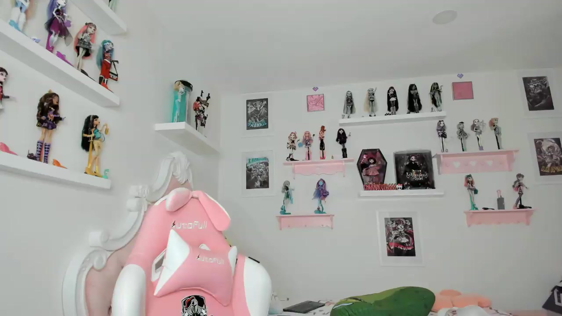 Gallery image thumbnail from Cherrycute666's myfreecams stream on, 07/27/2026, 02:36 image 14 of 20