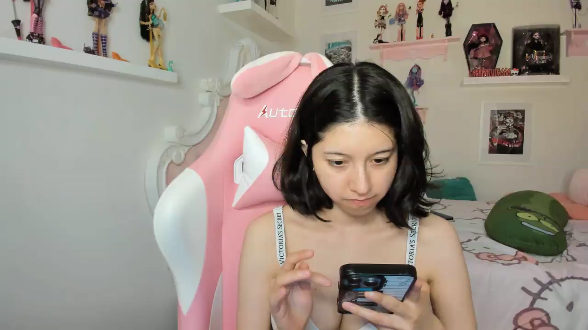 Gallery image thumbnail from Cherrycute666's myfreecams stream on, 07/27/2026, 09:39 image 10 of 20