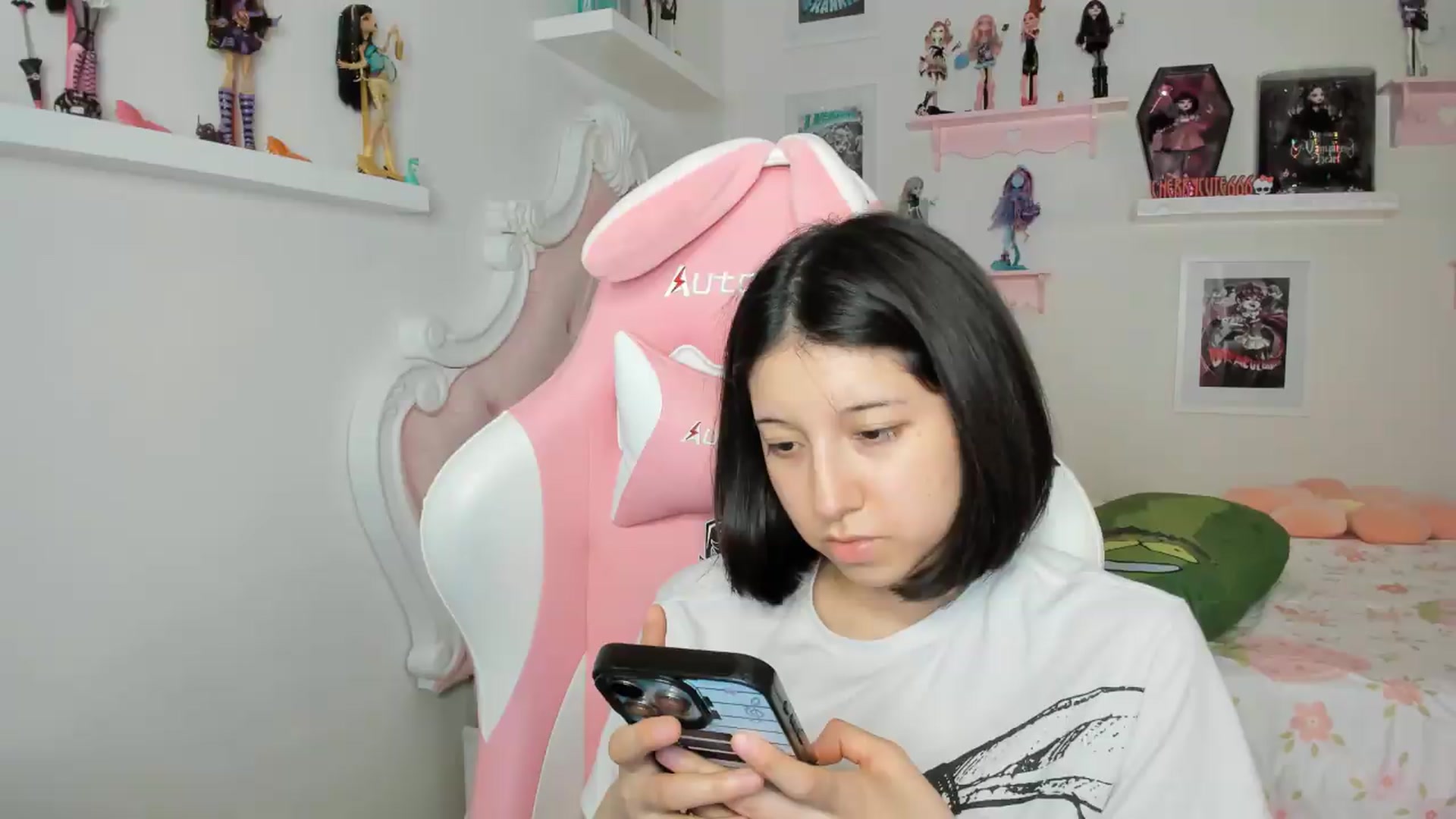 Gallery image thumbnail from Cherrycute666's myfreecams stream on, 07/28/2026, 06:55 image 14 of 20