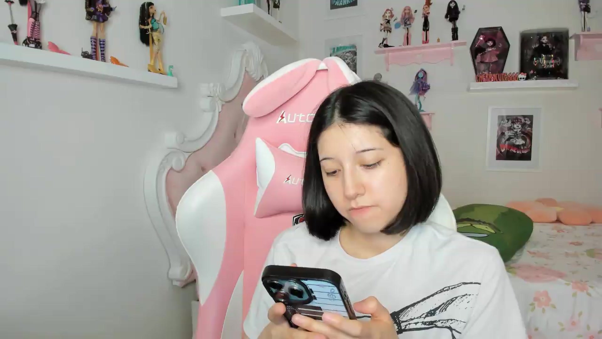 Gallery image thumbnail from Cherrycute666's myfreecams stream on, 07/28/2026, 06:55 image 13 of 20