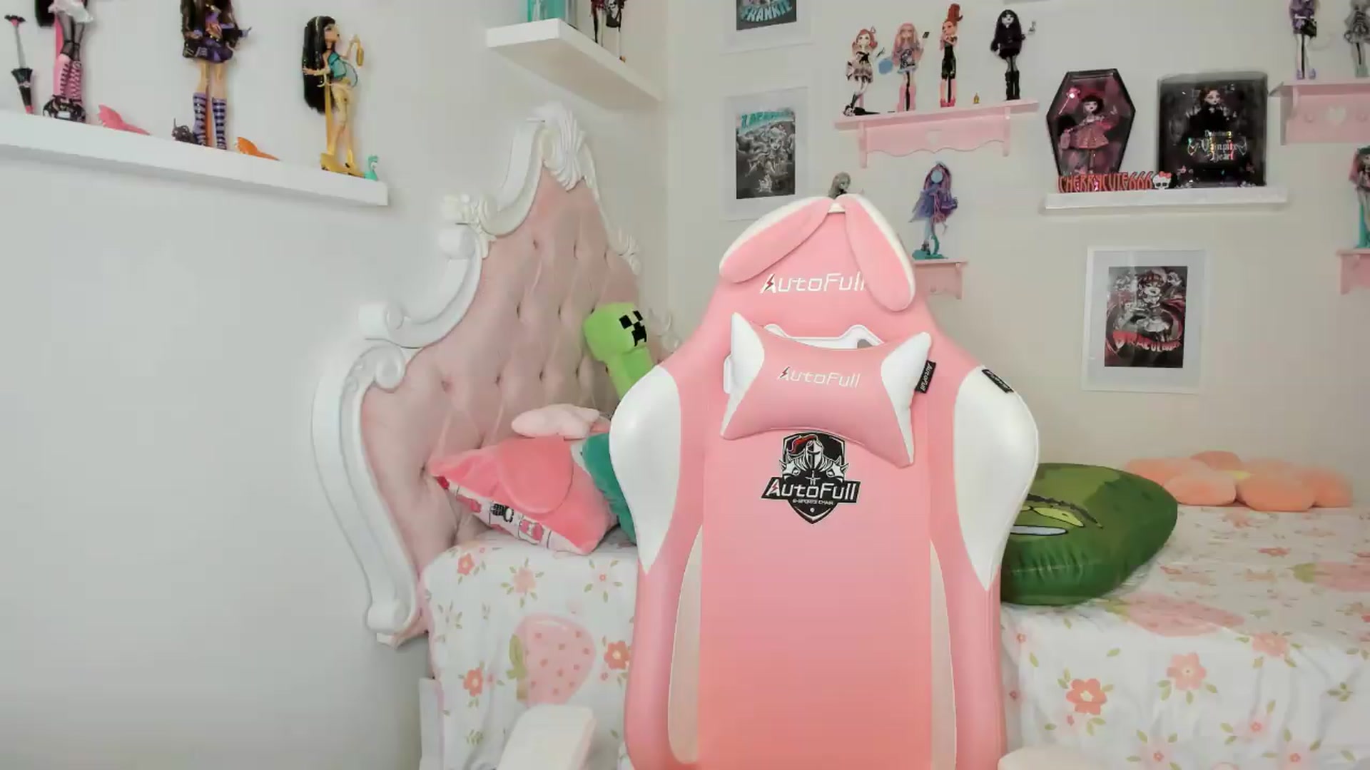 Gallery image thumbnail from Cherrycute666's myfreecams stream on, 07/28/2026, 06:55 image 9 of 20