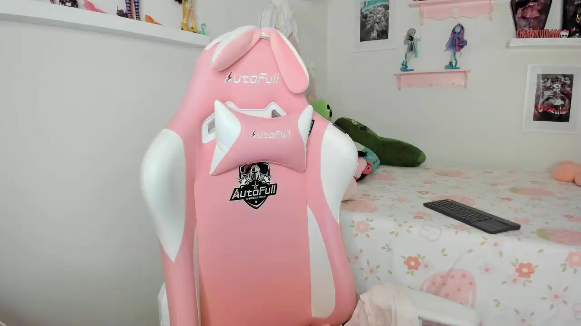 Gallery image thumbnail from Cherrycute666's myfreecams stream on, 07/30/2026, 08:05 image 15 of 20