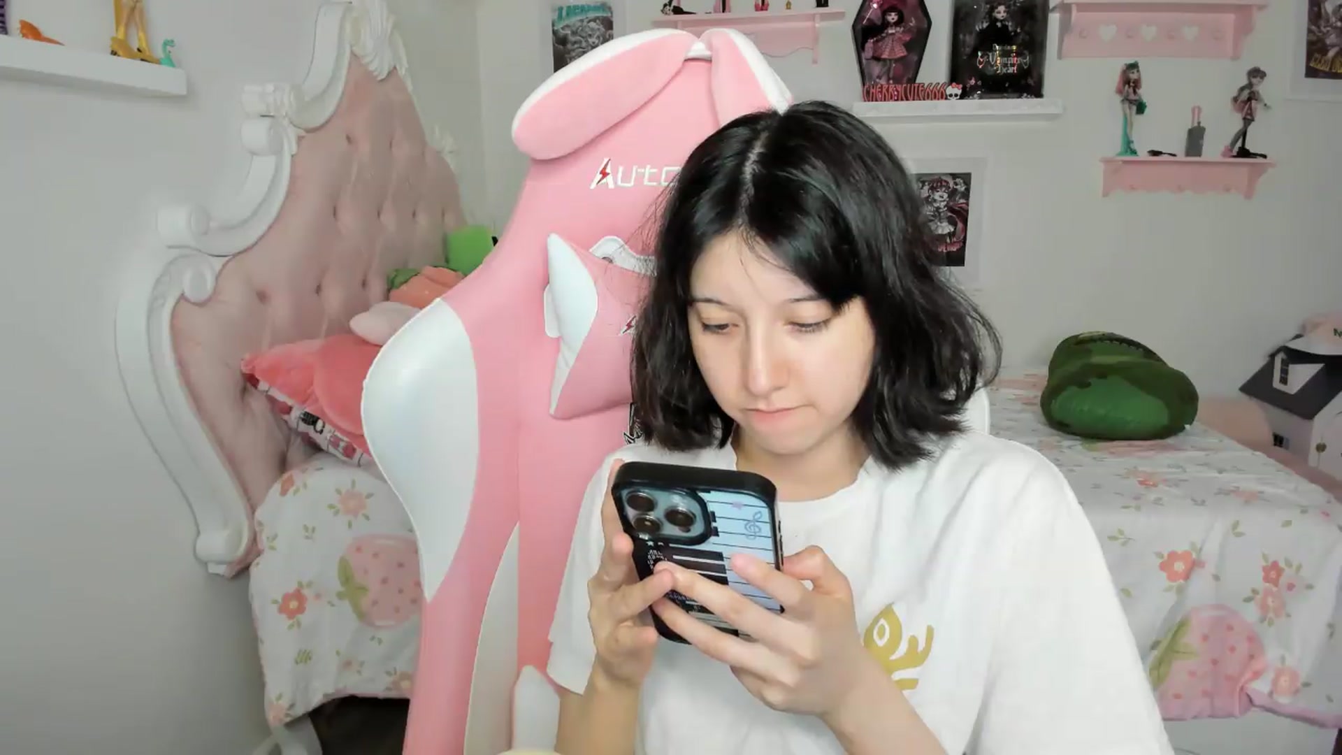 Gallery image thumbnail from Cherrycute666's myfreecams stream on, 07/30/2026, 10:17 image 11 of 20