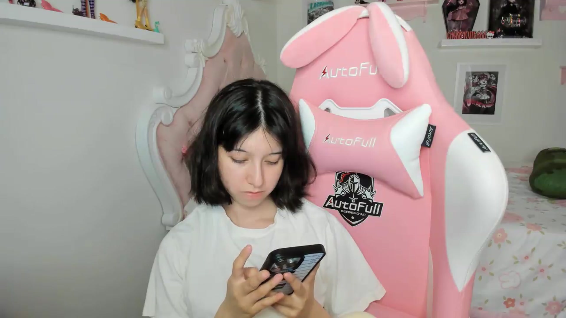Gallery image thumbnail from Cherrycute666's myfreecams stream on, 07/30/2026, 10:17 image 16 of 20