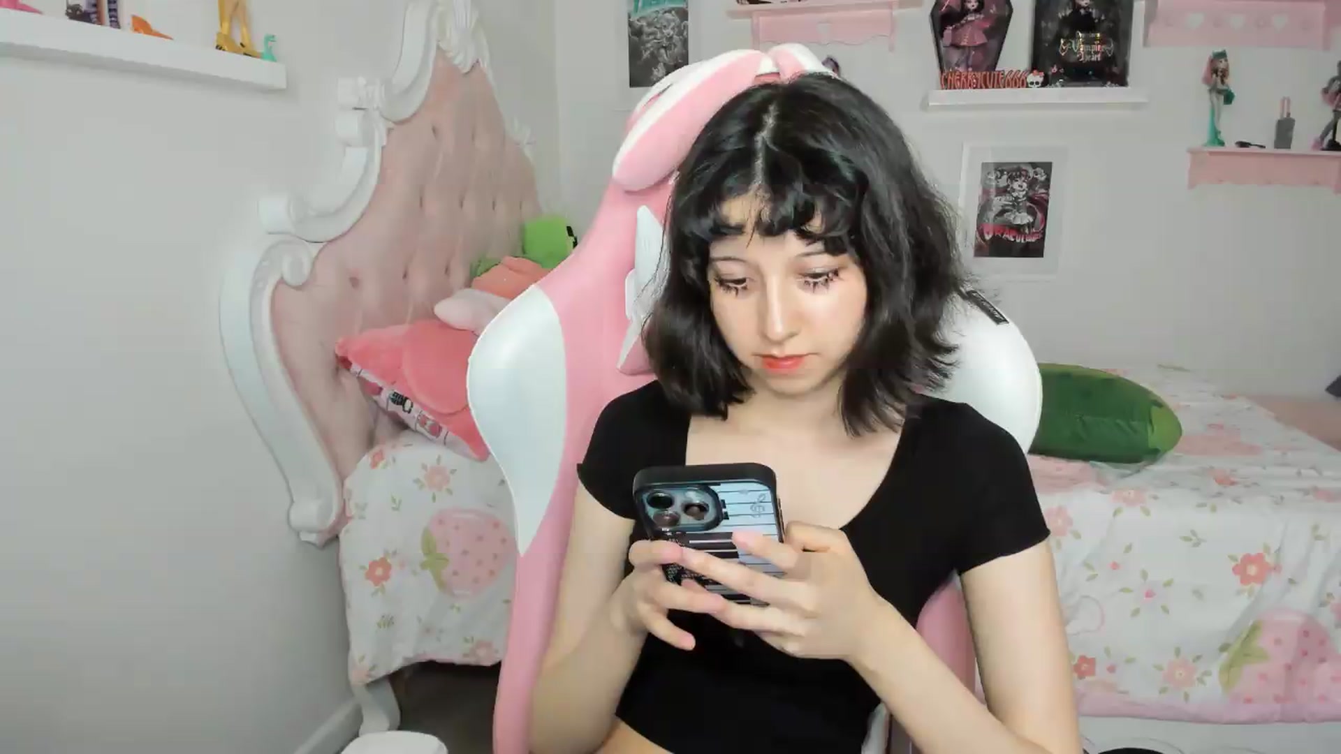 Gallery image thumbnail from Cherrycute666's myfreecams stream on, 07/31/2026, 03:40 image 3 of 20