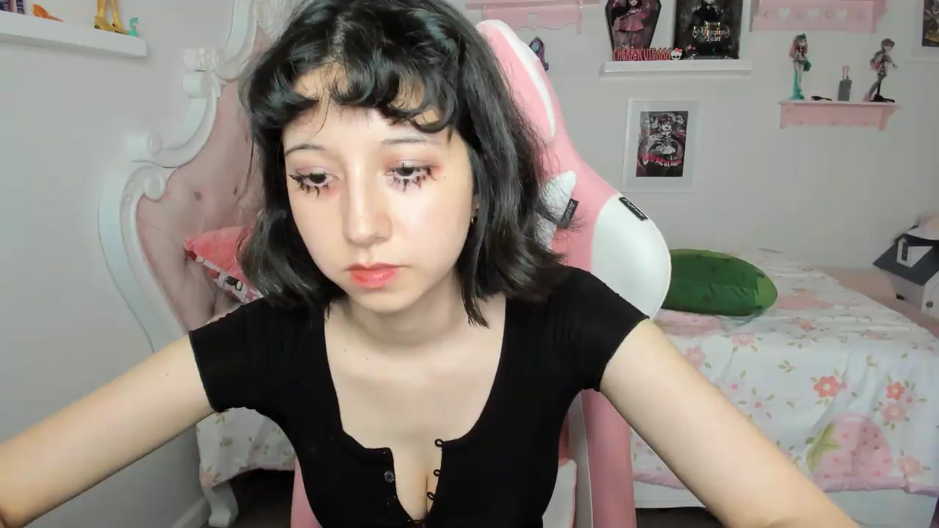 Gallery image thumbnail from Cherrycute666's myfreecams stream on, 07/31/2026, 03:40 image 13 of 20