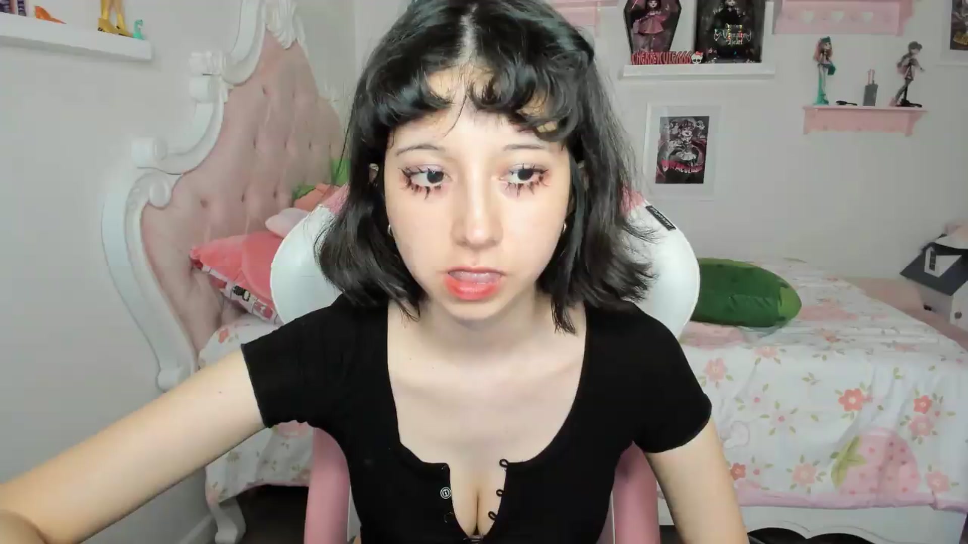 Gallery image thumbnail from Cherrycute666's myfreecams stream on, 07/31/2026, 03:40 image 16 of 20