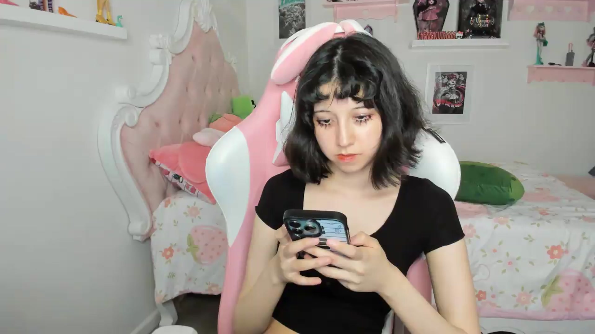 Gallery image thumbnail from Cherrycute666's myfreecams stream on, 07/31/2026, 03:40 image 5 of 20