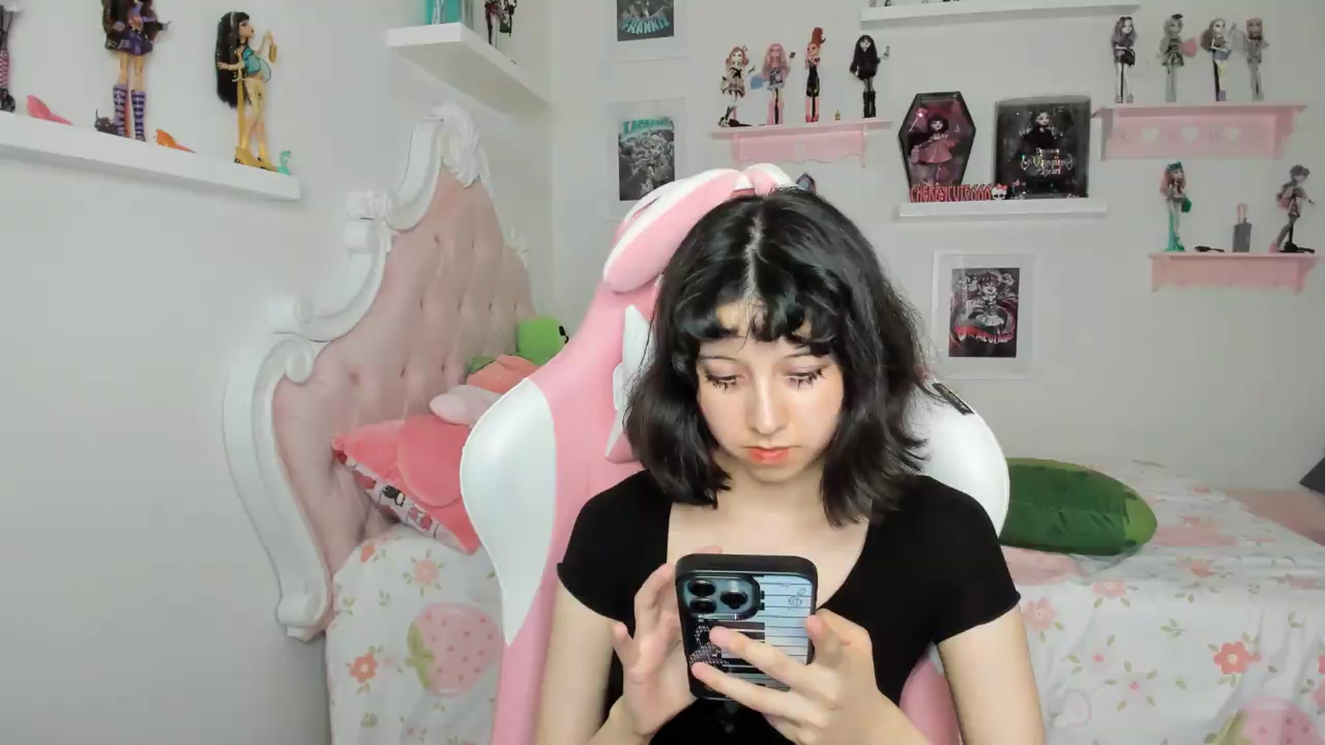 Gallery image thumbnail from Cherrycute666's myfreecams stream on, 07/31/2026, 03:40 image 1 of 20