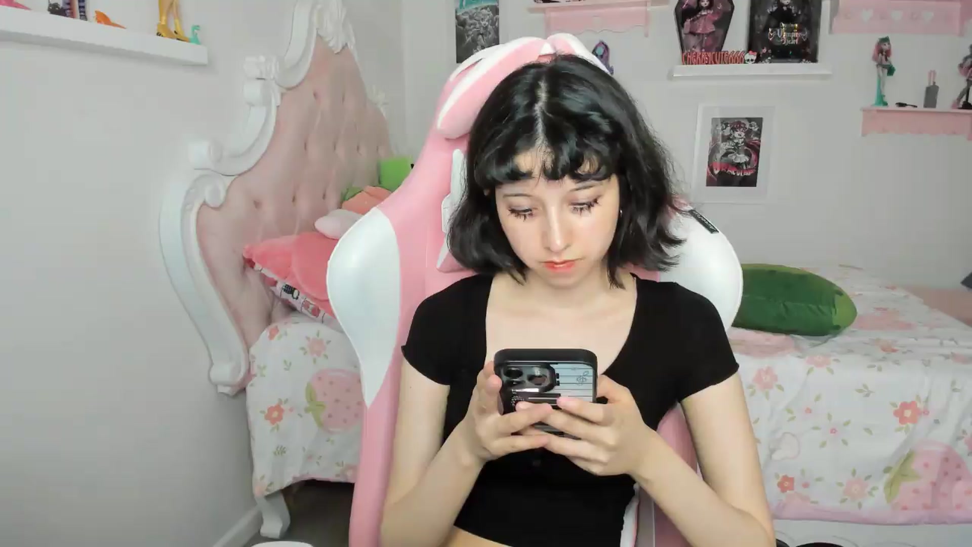 Gallery image thumbnail from Cherrycute666's myfreecams stream on, 07/31/2026, 03:40 image 9 of 20