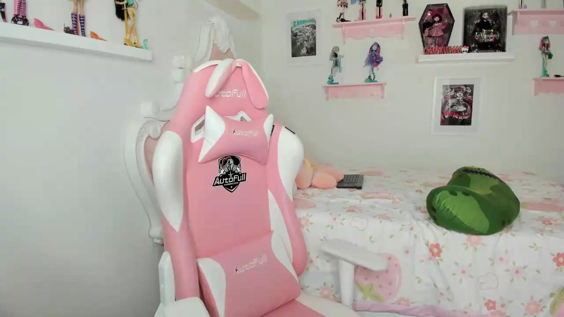 Gallery image thumbnail from Cherrycute666's myfreecams stream on, 08/01/2026, 10:28 image 5 of 20