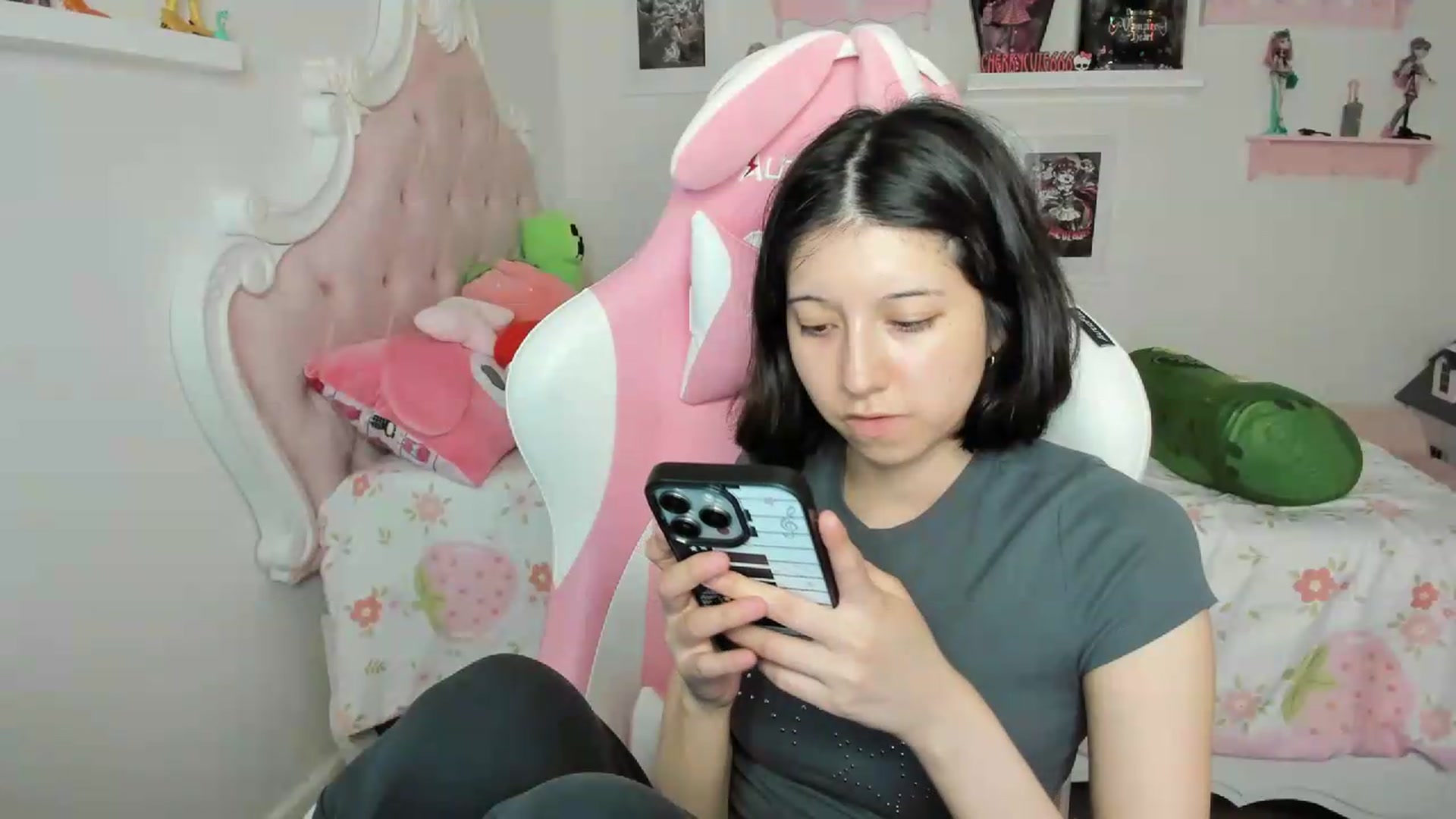 Gallery image thumbnail from Cherrycute666's myfreecams stream on, 08/01/2026, 10:28 image 15 of 20