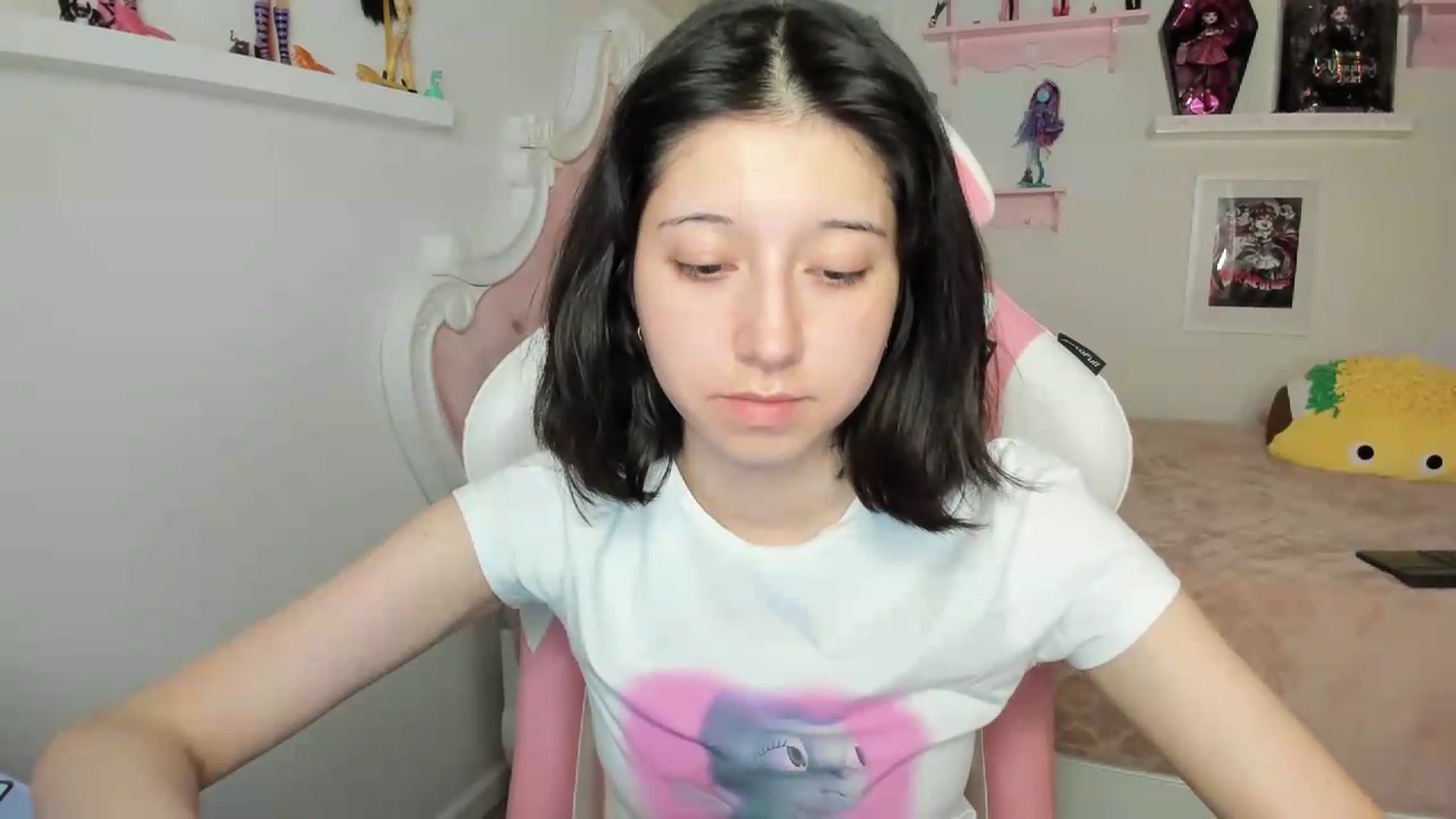 Gallery image thumbnail from Cherrycute666's myfreecams stream on, 09/20/2026, 04:08 image 18 of 20