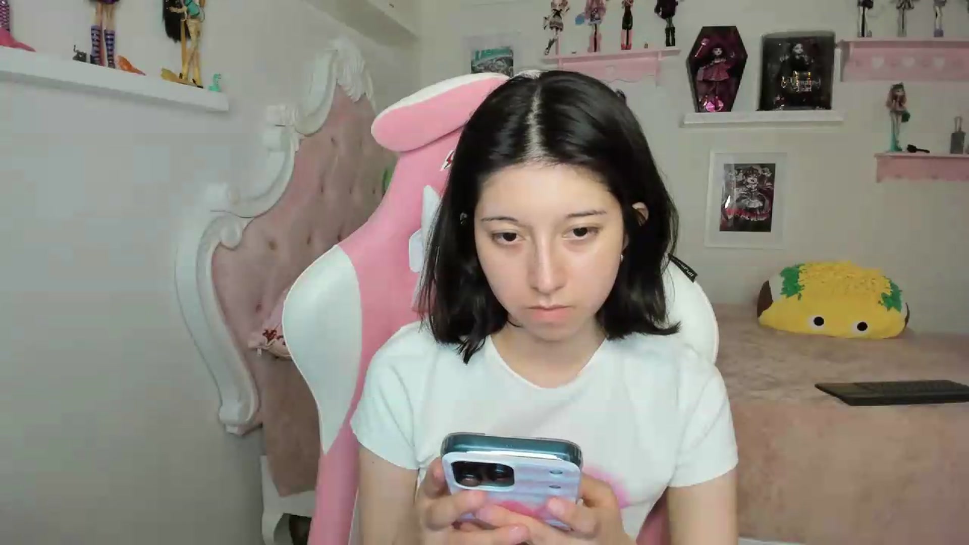 Gallery image thumbnail from Cherrycute666's myfreecams stream on, 09/20/2026, 05:06 image 4 of 20