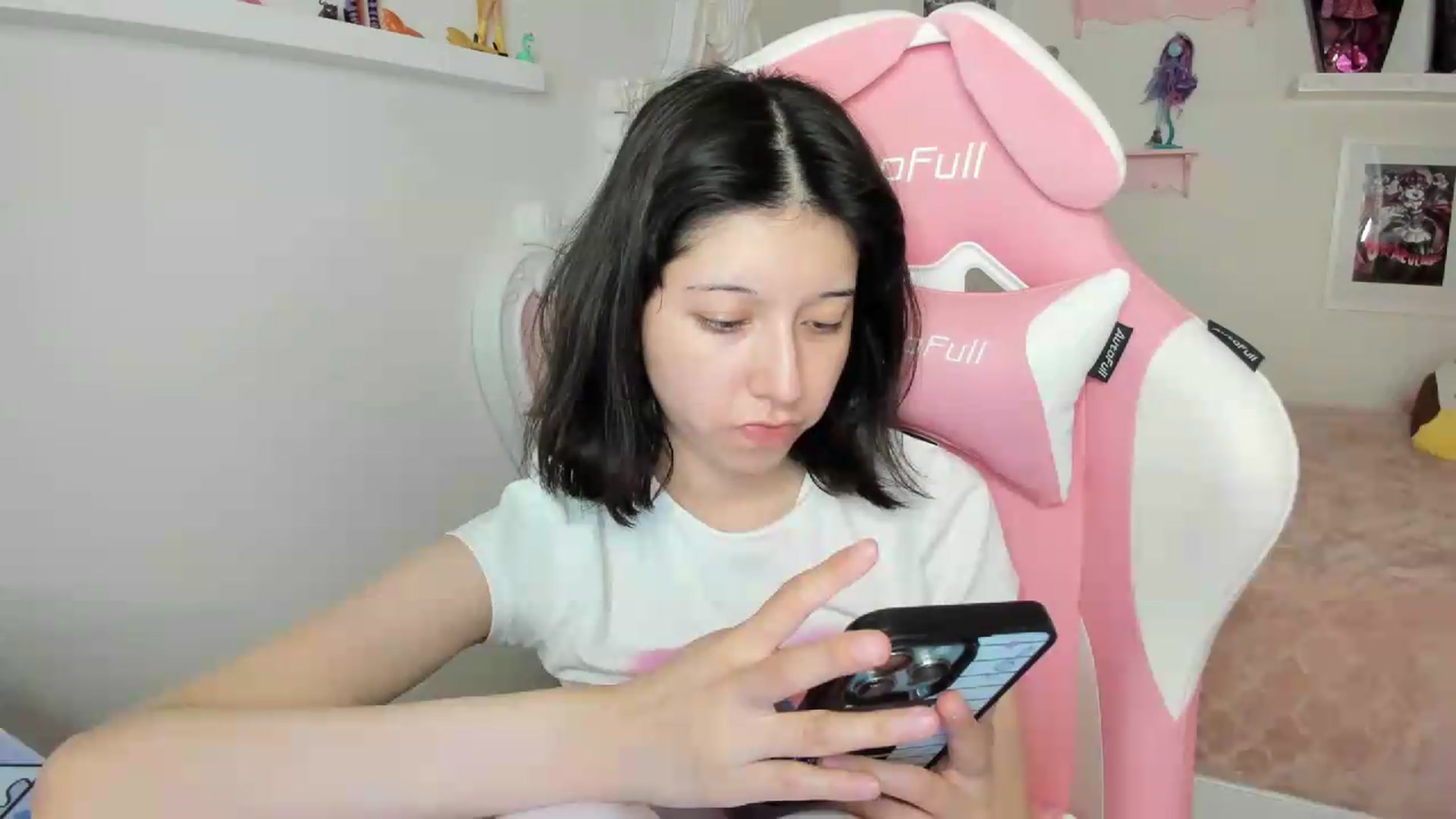 Gallery image thumbnail from Cherrycute666's myfreecams stream on, 09/20/2026, 05:06 image 17 of 20