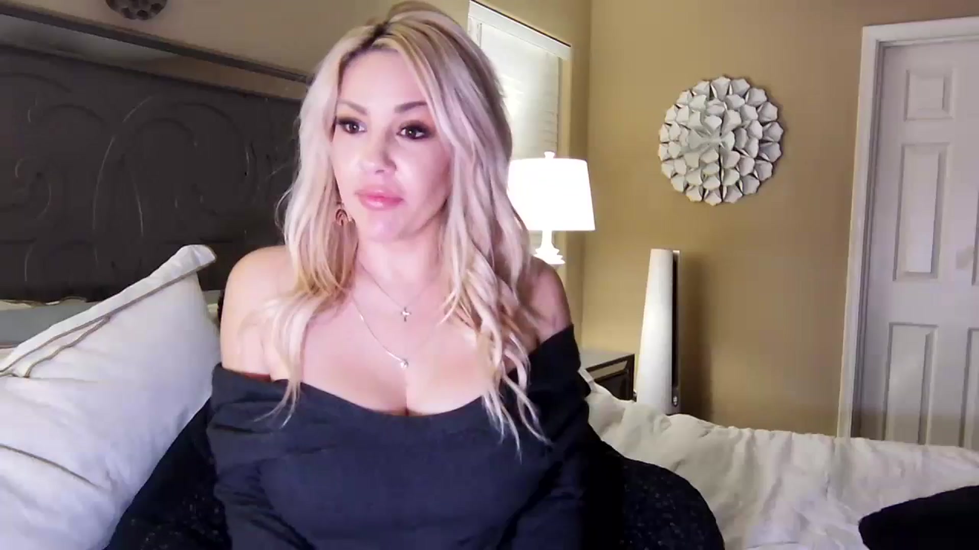 Gallery image thumbnail from Cherxoxo's myfreecams stream on, 01/17/2024, 05:55 image 1 of 20